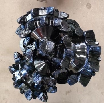 Iadc217 Steel Tooth Tricone Rock Bit Untuk Penambangan Bijih Karbida Soft Limestone