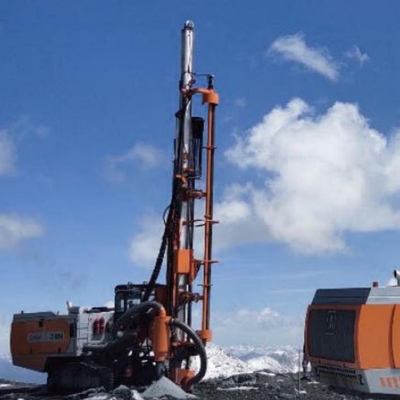 Mesin Rig Pengeboran Permukaan DTH Terintegrasi Lubang Ledakan Perayap Terlacak Efisiensi Tinggi