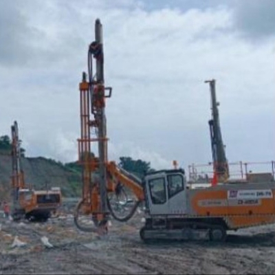 Sasis Perayap Hidraulik Penuh Mesin Rig Pengeboran Permukaan DTH Terintegrasi untuk Penambangan Bijih